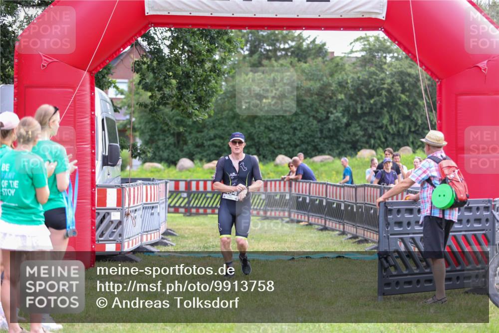 21.06.2026 - 29. Vierlanden-Triathlon Andreas Tolksdorf http://msf.ph/oto/9913758 21.06.2026 11:14:33 Ziel 464 meine-sportfotos.de