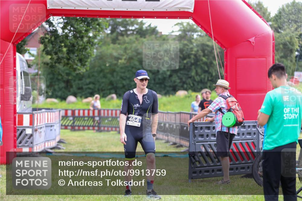 21.06.2026 - 29. Vierlanden-Triathlon Andreas Tolksdorf http://msf.ph/oto/9913759 21.06.2026 11:14:36 Ziel 464 meine-sportfotos.de