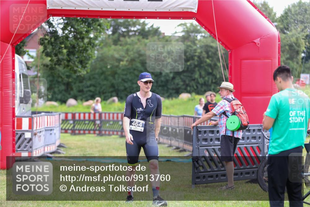 21.06.2026 - 29. Vierlanden-Triathlon Andreas Tolksdorf http://msf.ph/oto/9913760 21.06.2026 11:14:36 Ziel 464 meine-sportfotos.de