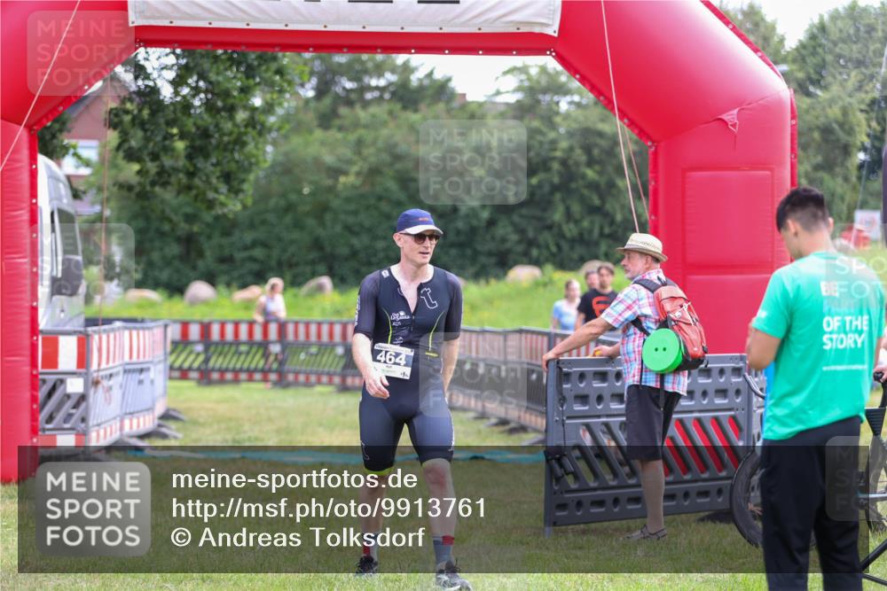 21.06.2026 - 29. Vierlanden-Triathlon Andreas Tolksdorf http://msf.ph/oto/9913761 21.06.2026 11:14:36 Ziel 464 meine-sportfotos.de