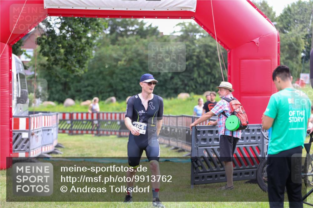21.06.2026 - 29. Vierlanden-Triathlon Andreas Tolksdorf http://msf.ph/oto/9913762 21.06.2026 11:14:37 Ziel 464 meine-sportfotos.de