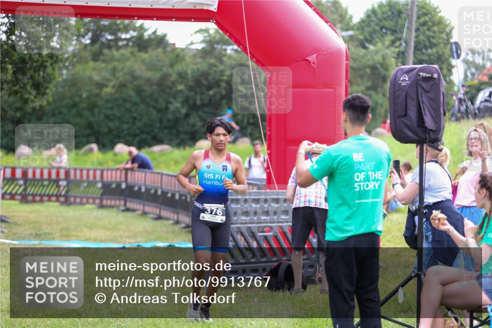 21.06.2026 - 29. Vierlanden-Triathlon Andreas Tolksdorf http://msf.ph/oto/9913767 21.06.2026 11:14:57 Ziel 358, 454 meine-sportfotos.de