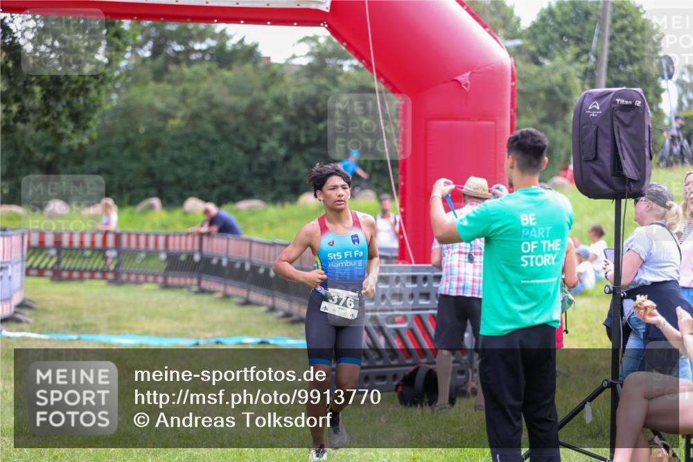 21.06.2026 - 29. Vierlanden-Triathlon Andreas Tolksdorf http://msf.ph/oto/9913770 21.06.2026 11:14:57 Ziel 358, 454 meine-sportfotos.de