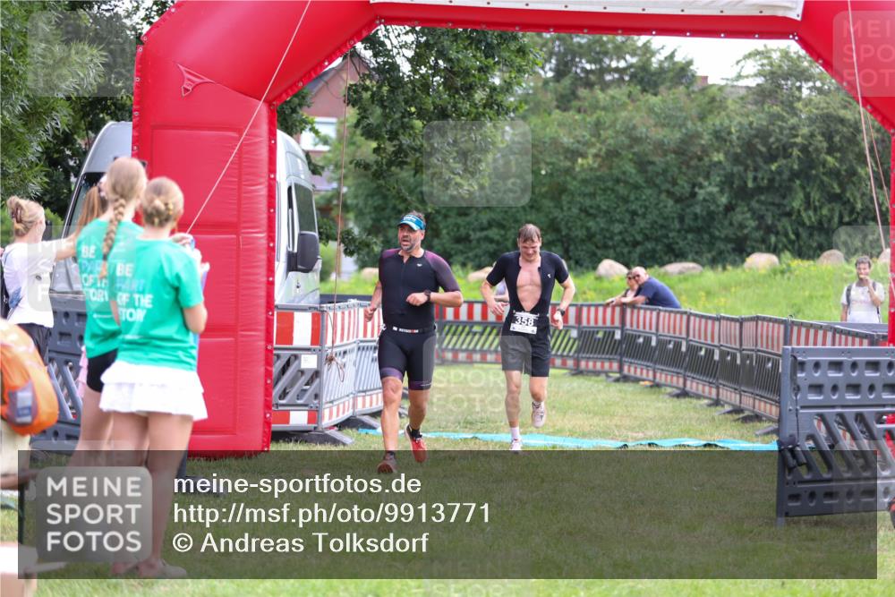 21.06.2026 - 29. Vierlanden-Triathlon Andreas Tolksdorf http://msf.ph/oto/9913771 21.06.2026 11:15:03 Ziel 358, 454 meine-sportfotos.de
