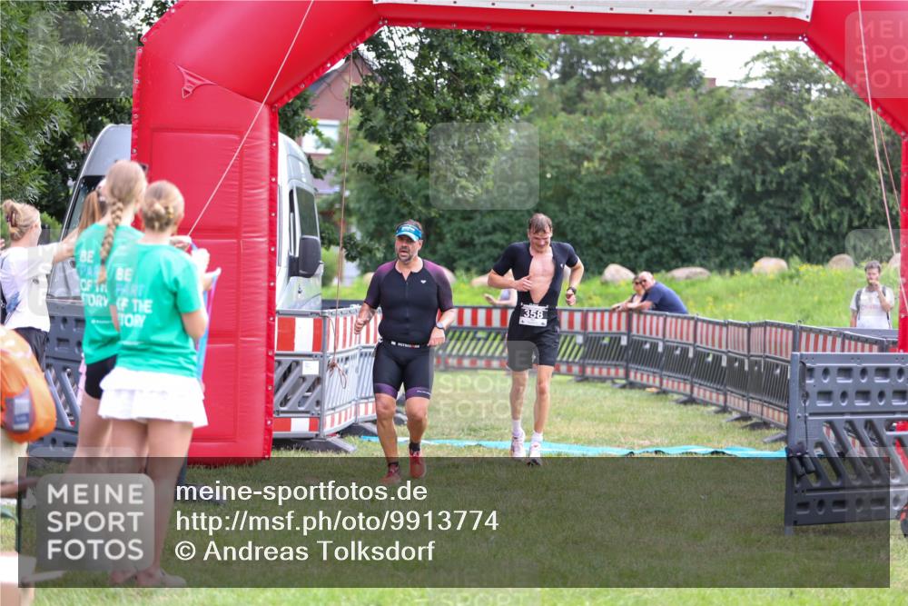 21.06.2026 - 29. Vierlanden-Triathlon Andreas Tolksdorf http://msf.ph/oto/9913774 21.06.2026 11:15:03 Ziel 358, 454 meine-sportfotos.de