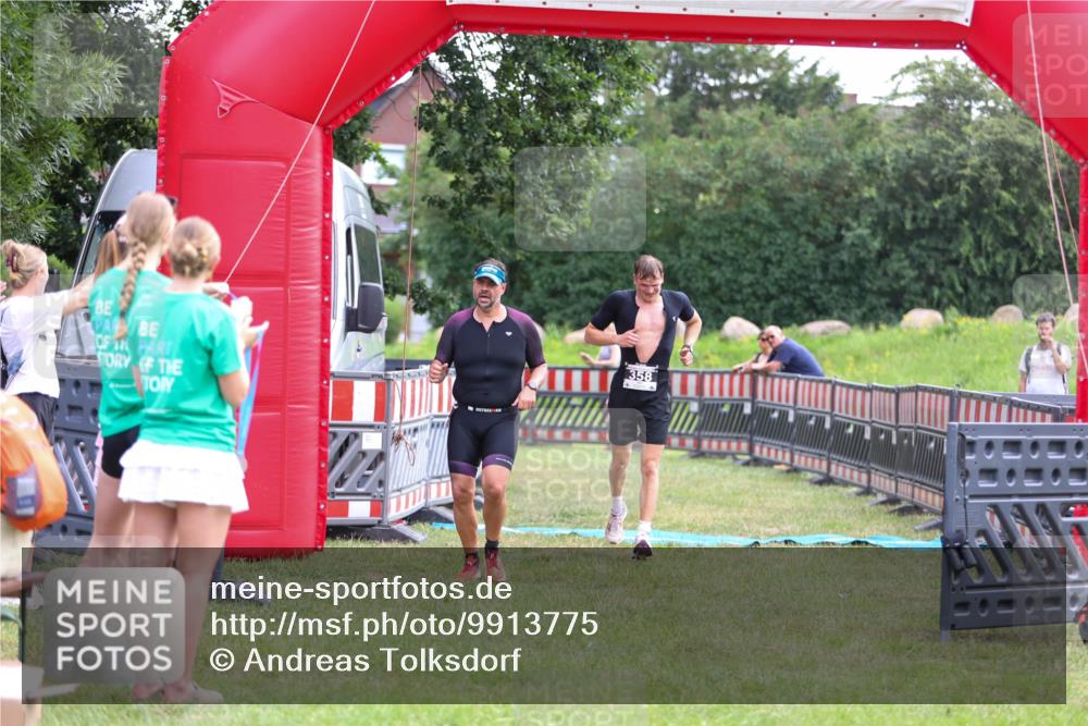21.06.2026 - 29. Vierlanden-Triathlon Andreas Tolksdorf http://msf.ph/oto/9913775 21.06.2026 11:15:03 Ziel 358, 454 meine-sportfotos.de