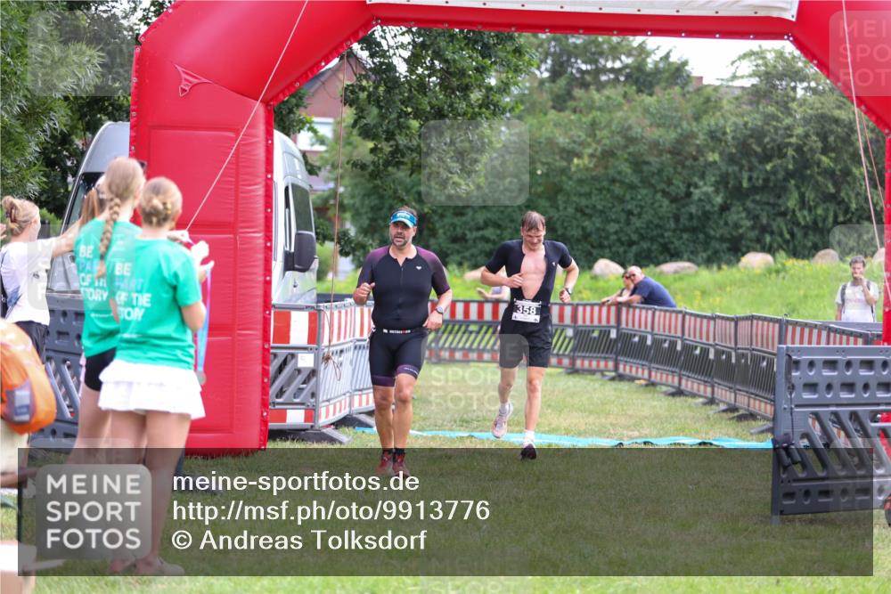 21.06.2026 - 29. Vierlanden-Triathlon Andreas Tolksdorf http://msf.ph/oto/9913776 21.06.2026 11:15:03 Ziel 358, 454 meine-sportfotos.de