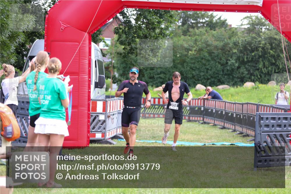 21.06.2026 - 29. Vierlanden-Triathlon Andreas Tolksdorf http://msf.ph/oto/9913779 21.06.2026 11:15:04 Ziel 358, 454, 542 meine-sportfotos.de