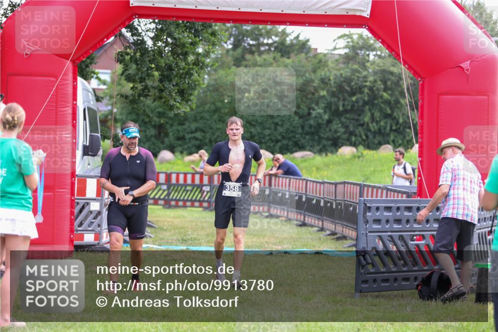 21.06.2026 - 29. Vierlanden-Triathlon Andreas Tolksdorf http://msf.ph/oto/9913780 21.06.2026 11:15:05 Ziel 358, 454, 542 meine-sportfotos.de