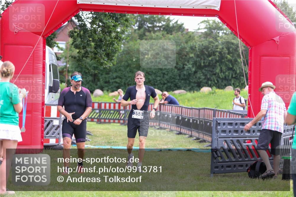 21.06.2026 - 29. Vierlanden-Triathlon Andreas Tolksdorf http://msf.ph/oto/9913781 21.06.2026 11:15:05 Ziel 358, 454, 542 meine-sportfotos.de