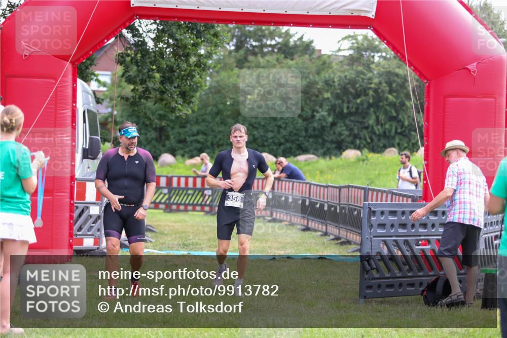 21.06.2026 - 29. Vierlanden-Triathlon Andreas Tolksdorf http://msf.ph/oto/9913782 21.06.2026 11:15:05 Ziel 358, 454, 542 meine-sportfotos.de