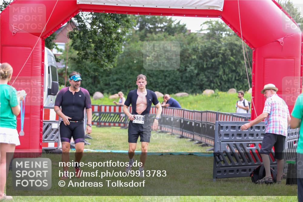 21.06.2026 - 29. Vierlanden-Triathlon Andreas Tolksdorf http://msf.ph/oto/9913783 21.06.2026 11:15:05 Ziel 358, 454, 542 meine-sportfotos.de