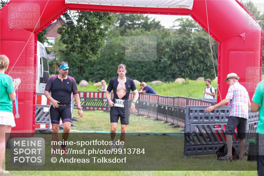 21.06.2026 - 29. Vierlanden-Triathlon Andreas Tolksdorf http://msf.ph/oto/9913784 21.06.2026 11:15:05 Ziel 358, 454, 542 meine-sportfotos.de