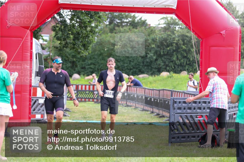 21.06.2026 - 29. Vierlanden-Triathlon Andreas Tolksdorf http://msf.ph/oto/9913785 21.06.2026 11:15:05 Ziel 358, 454, 542 meine-sportfotos.de