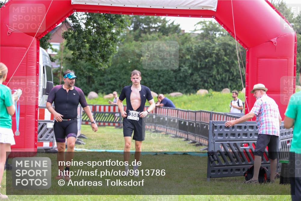 21.06.2026 - 29. Vierlanden-Triathlon Andreas Tolksdorf http://msf.ph/oto/9913786 21.06.2026 11:15:05 Ziel 358, 454, 542 meine-sportfotos.de