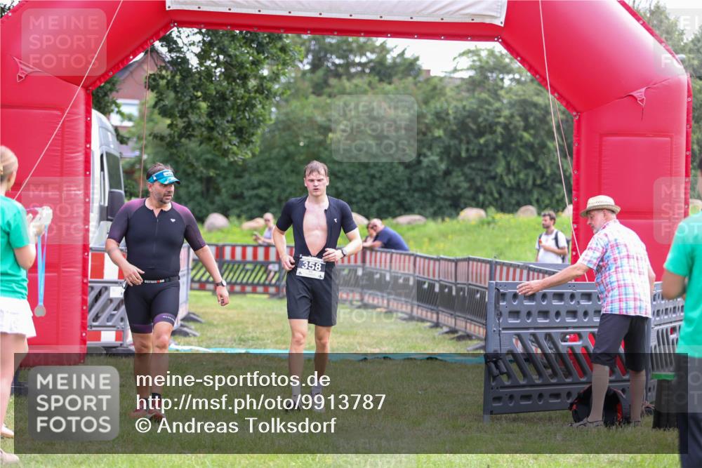 21.06.2026 - 29. Vierlanden-Triathlon Andreas Tolksdorf http://msf.ph/oto/9913787 21.06.2026 11:15:05 Ziel 358, 454, 542 meine-sportfotos.de
