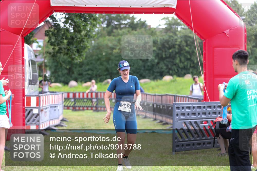 21.06.2026 - 29. Vierlanden-Triathlon Andreas Tolksdorf http://msf.ph/oto/9913788 21.06.2026 11:15:19 Ziel 473, 542 meine-sportfotos.de