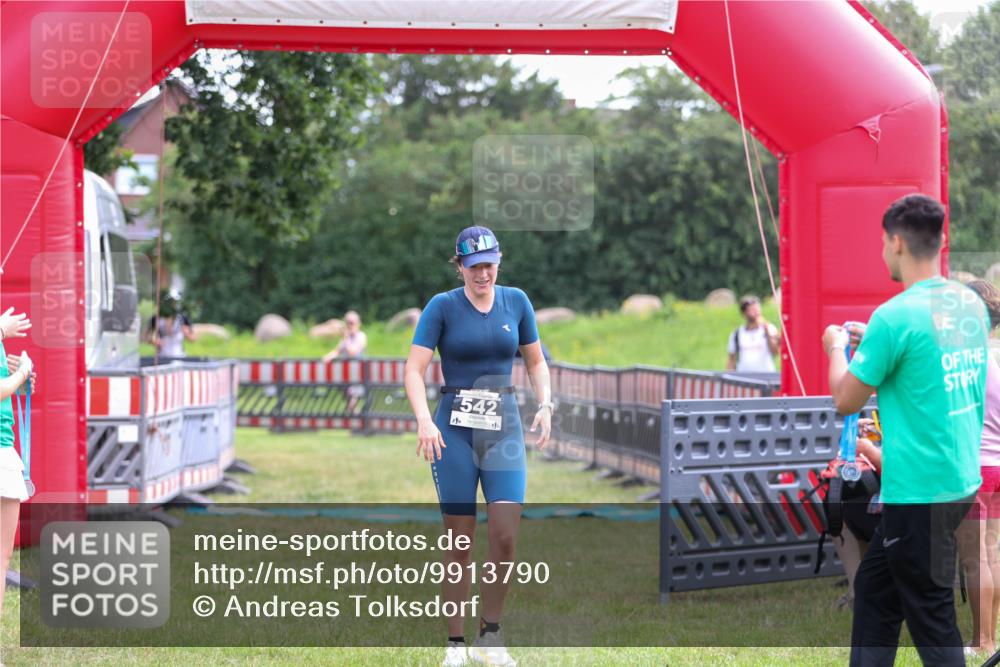 21.06.2026 - 29. Vierlanden-Triathlon Andreas Tolksdorf http://msf.ph/oto/9913790 21.06.2026 11:15:19 Ziel 473, 542 meine-sportfotos.de