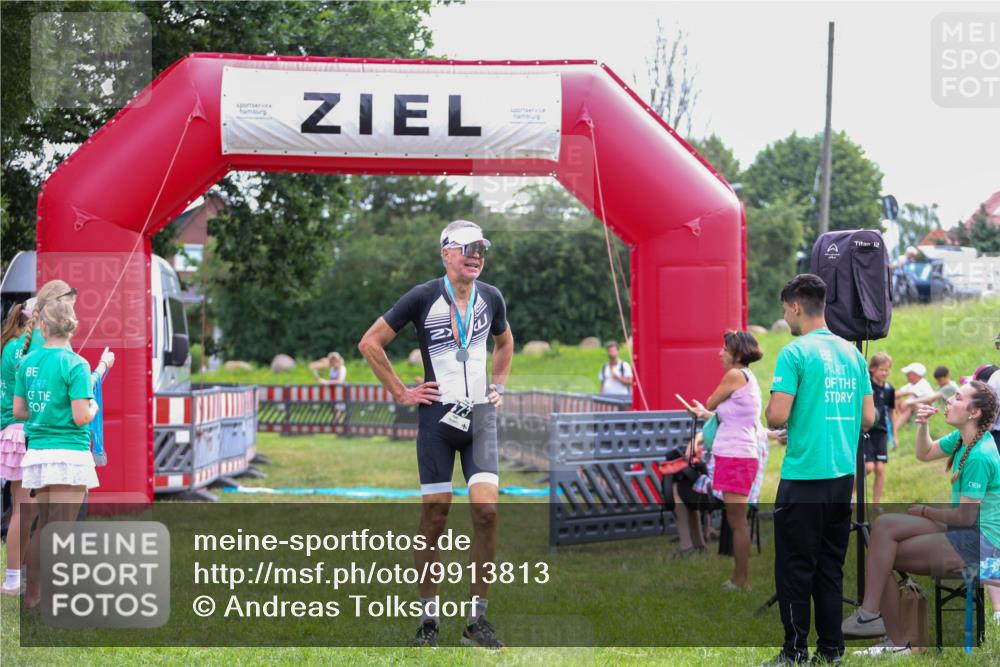 21.06.2026 - 29. Vierlanden-Triathlon Andreas Tolksdorf http://msf.ph/oto/9913813 21.06.2026 11:15:38 Ziel  meine-sportfotos.de