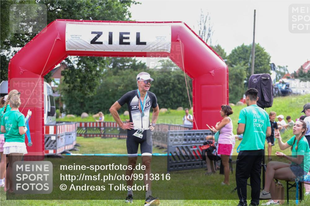 21.06.2026 - 29. Vierlanden-Triathlon Andreas Tolksdorf http://msf.ph/oto/9913816 21.06.2026 11:15:38 Ziel  meine-sportfotos.de