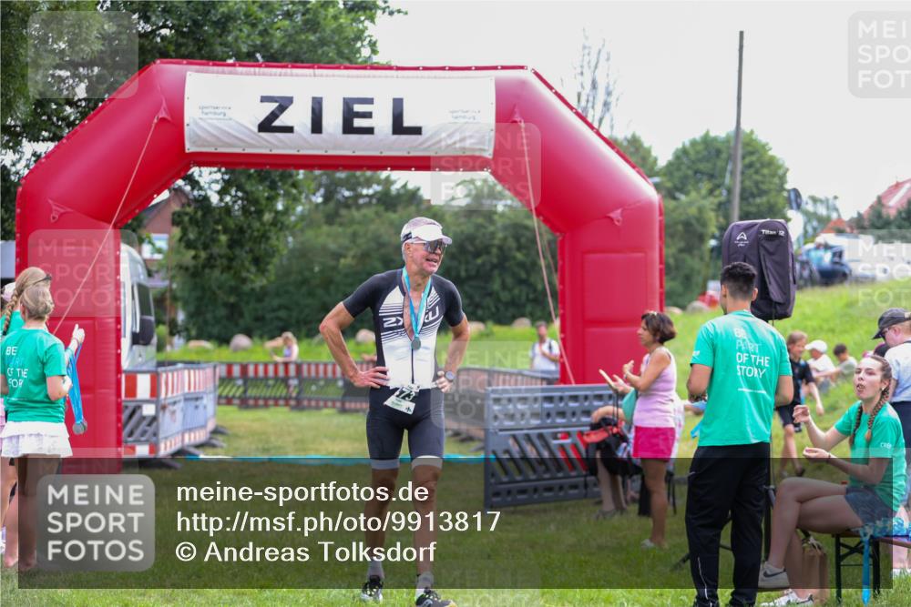21.06.2026 - 29. Vierlanden-Triathlon Andreas Tolksdorf http://msf.ph/oto/9913817 21.06.2026 11:15:38 Ziel  meine-sportfotos.de