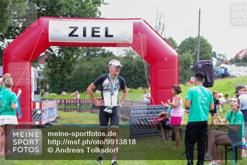 21.06.2026 - 29. Vierlanden-Triathlon Andreas Tolksdorf http://msf.ph/oto/9913818 21.06.2026 11:15:38 Ziel  meine-sportfotos.de