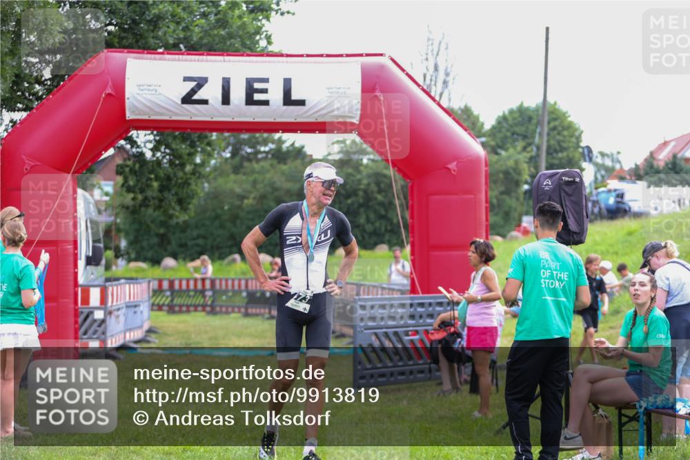 21.06.2026 - 29. Vierlanden-Triathlon Andreas Tolksdorf http://msf.ph/oto/9913819 21.06.2026 11:15:39 Ziel  meine-sportfotos.de