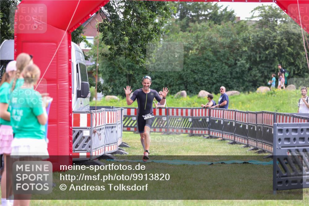 21.06.2026 - 29. Vierlanden-Triathlon Andreas Tolksdorf http://msf.ph/oto/9913820 21.06.2026 11:15:56 Ziel 392 meine-sportfotos.de
