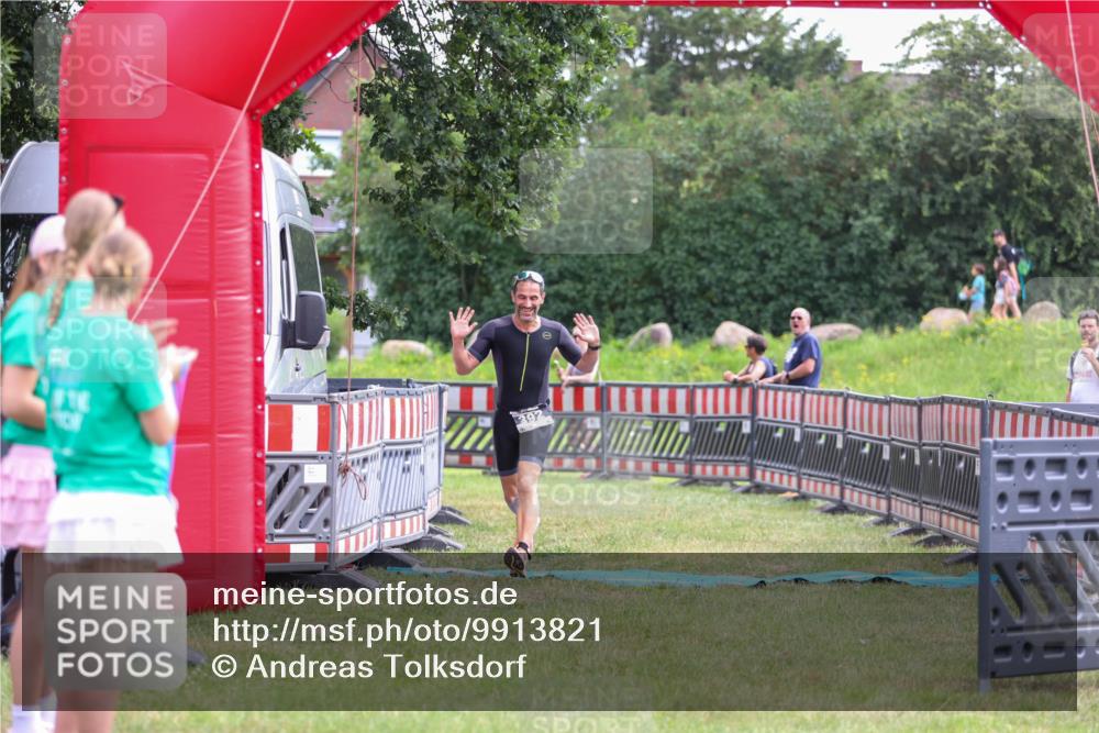 21.06.2026 - 29. Vierlanden-Triathlon Andreas Tolksdorf http://msf.ph/oto/9913821 21.06.2026 11:15:56 Ziel 392 meine-sportfotos.de