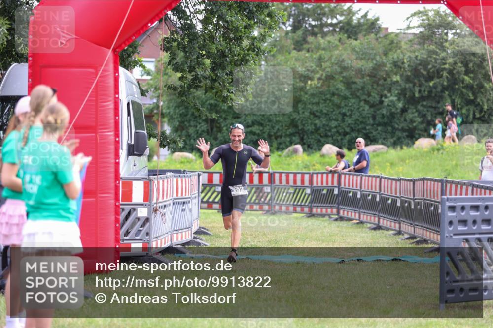 21.06.2026 - 29. Vierlanden-Triathlon Andreas Tolksdorf http://msf.ph/oto/9913822 21.06.2026 11:15:56 Ziel 392 meine-sportfotos.de