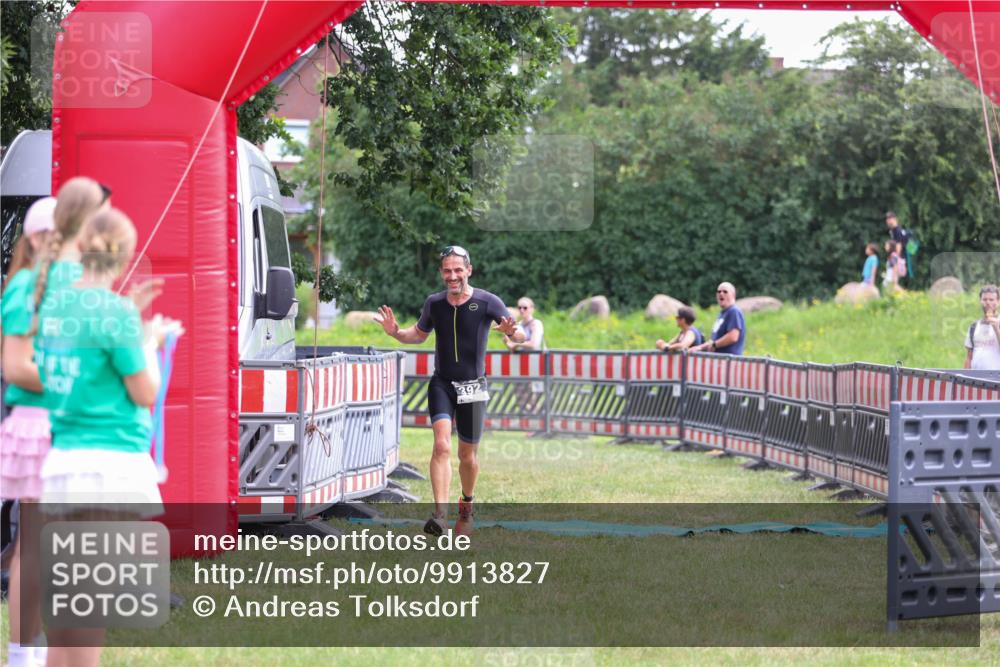 21.06.2026 - 29. Vierlanden-Triathlon Andreas Tolksdorf http://msf.ph/oto/9913827 21.06.2026 11:15:56 Ziel 392 meine-sportfotos.de