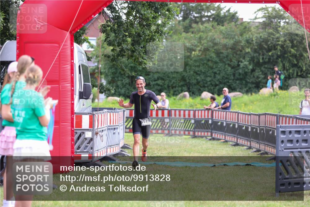 21.06.2026 - 29. Vierlanden-Triathlon Andreas Tolksdorf http://msf.ph/oto/9913828 21.06.2026 11:15:56 Ziel 392 meine-sportfotos.de