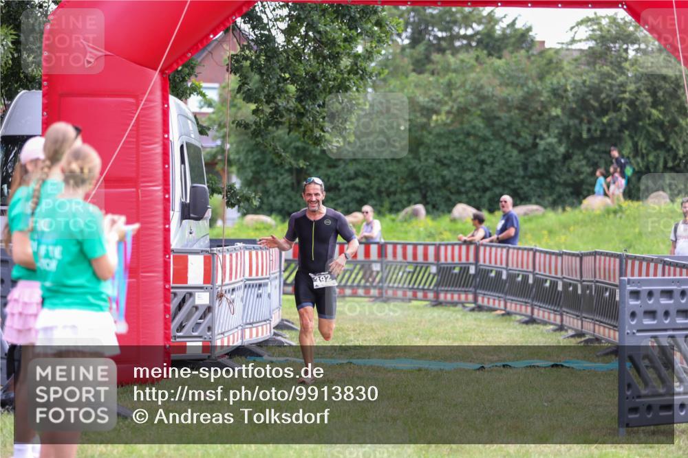 21.06.2026 - 29. Vierlanden-Triathlon Andreas Tolksdorf http://msf.ph/oto/9913830 21.06.2026 11:15:56 Ziel 392 meine-sportfotos.de