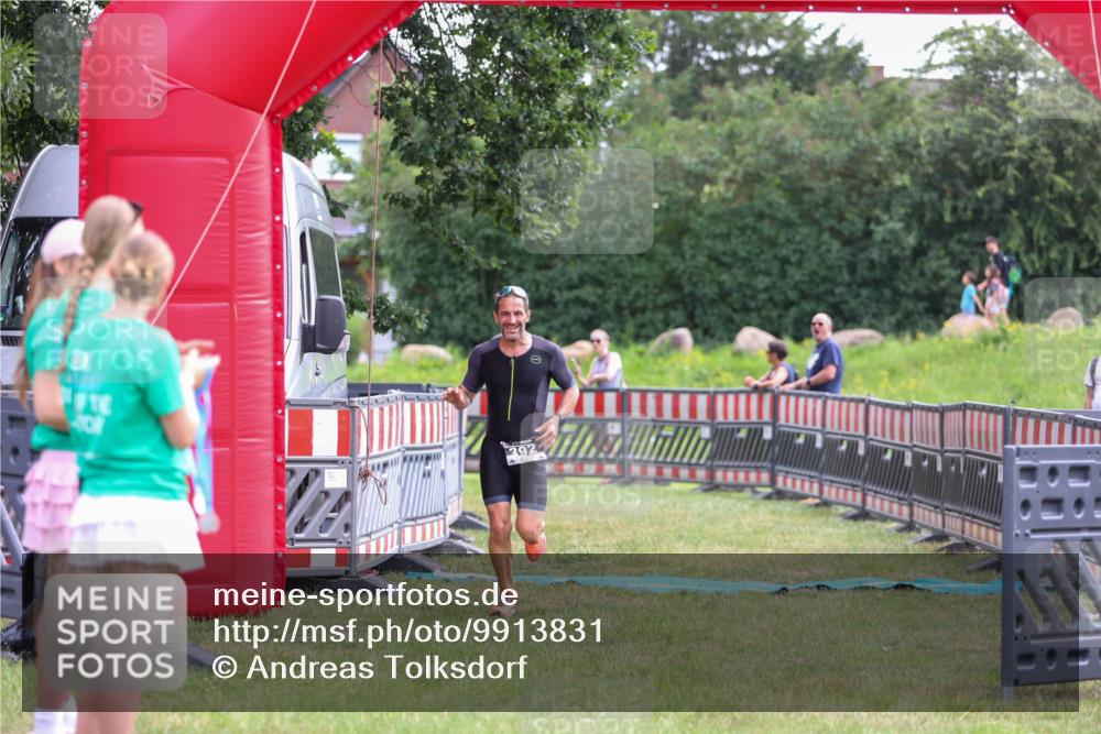 21.06.2026 - 29. Vierlanden-Triathlon Andreas Tolksdorf http://msf.ph/oto/9913831 21.06.2026 11:15:57 Ziel 392 meine-sportfotos.de