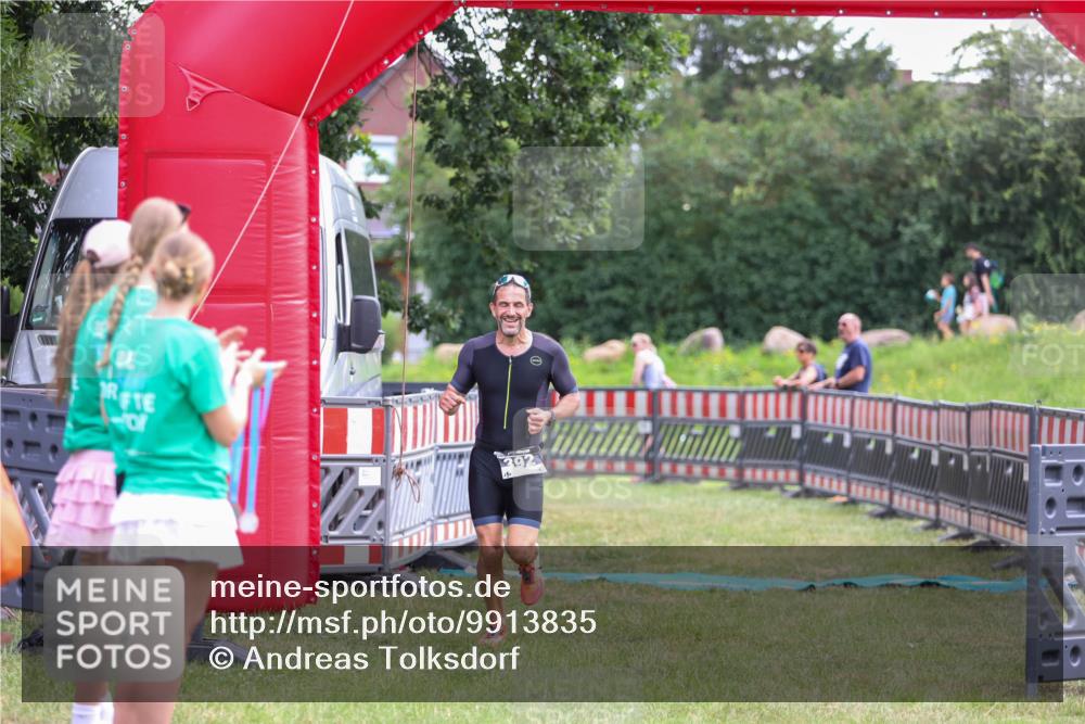 21.06.2026 - 29. Vierlanden-Triathlon Andreas Tolksdorf http://msf.ph/oto/9913835 21.06.2026 11:15:57 Ziel 392 meine-sportfotos.de