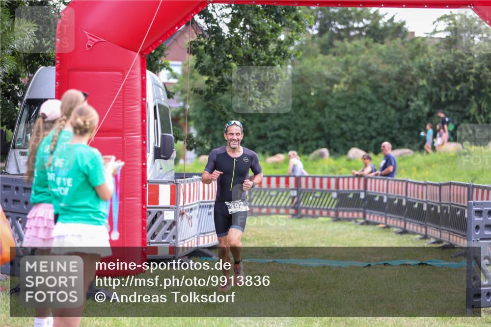 21.06.2026 - 29. Vierlanden-Triathlon Andreas Tolksdorf http://msf.ph/oto/9913836 21.06.2026 11:15:57 Ziel 392 meine-sportfotos.de