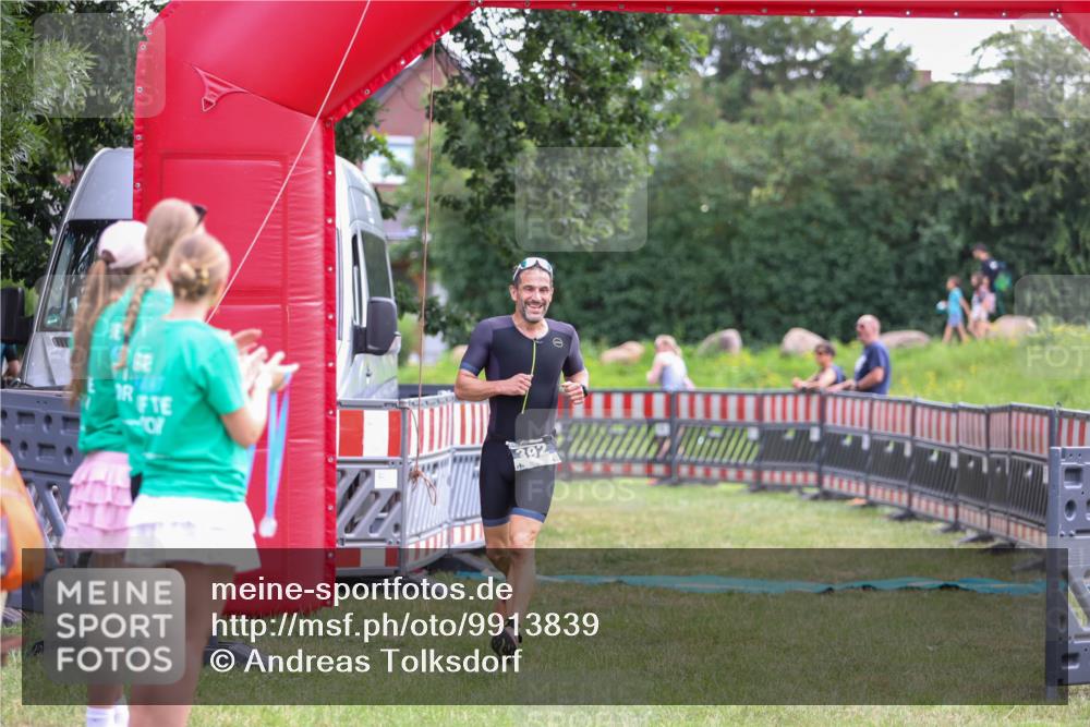 21.06.2026 - 29. Vierlanden-Triathlon Andreas Tolksdorf http://msf.ph/oto/9913839 21.06.2026 11:15:57 Ziel 392 meine-sportfotos.de