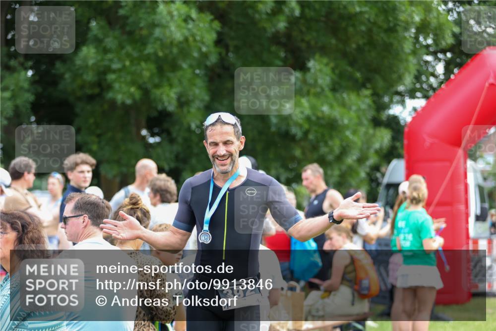 21.06.2026 - 29. Vierlanden-Triathlon Andreas Tolksdorf http://msf.ph/oto/9913846 21.06.2026 11:16:10 Ziel 313 meine-sportfotos.de