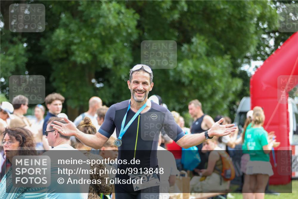 21.06.2026 - 29. Vierlanden-Triathlon Andreas Tolksdorf http://msf.ph/oto/9913848 21.06.2026 11:16:11 Ziel 313 meine-sportfotos.de