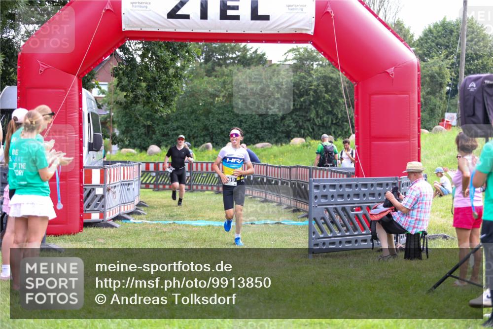21.06.2026 - 29. Vierlanden-Triathlon Andreas Tolksdorf http://msf.ph/oto/9913850 21.06.2026 11:16:13 Ziel 313, 609 meine-sportfotos.de