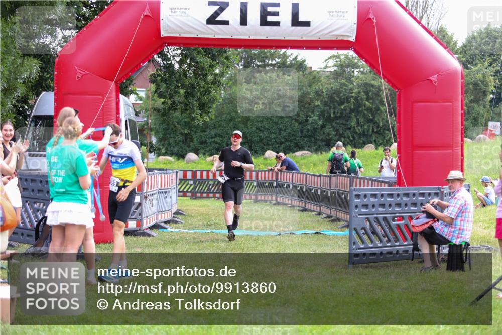21.06.2026 - 29. Vierlanden-Triathlon Andreas Tolksdorf http://msf.ph/oto/9913860 21.06.2026 11:16:16 Ziel 313, 609 meine-sportfotos.de