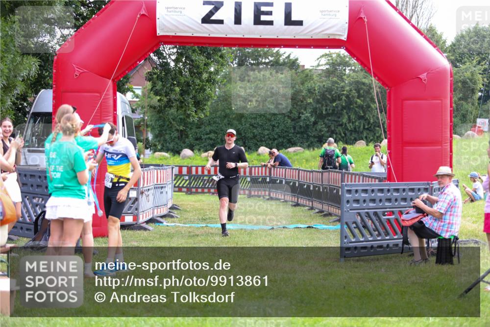21.06.2026 - 29. Vierlanden-Triathlon Andreas Tolksdorf http://msf.ph/oto/9913861 21.06.2026 11:16:16 Ziel 313, 609 meine-sportfotos.de