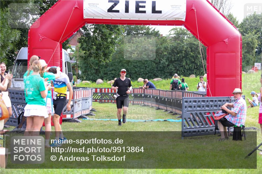 21.06.2026 - 29. Vierlanden-Triathlon Andreas Tolksdorf http://msf.ph/oto/9913864 21.06.2026 11:16:16 Ziel 313, 609 meine-sportfotos.de
