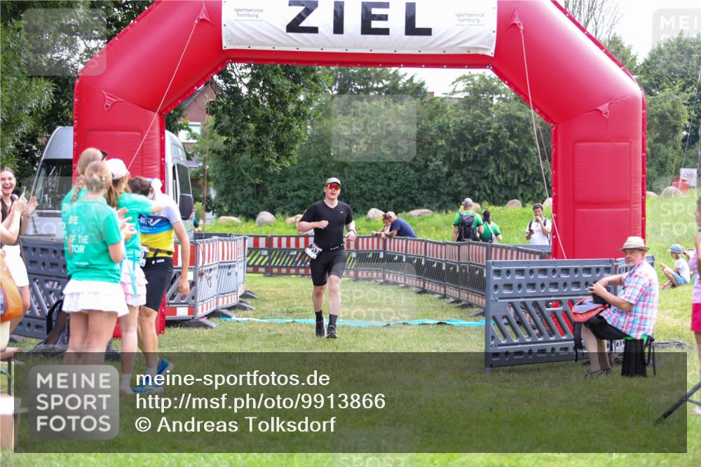 21.06.2026 - 29. Vierlanden-Triathlon Andreas Tolksdorf http://msf.ph/oto/9913866 21.06.2026 11:16:16 Ziel 313, 609 meine-sportfotos.de