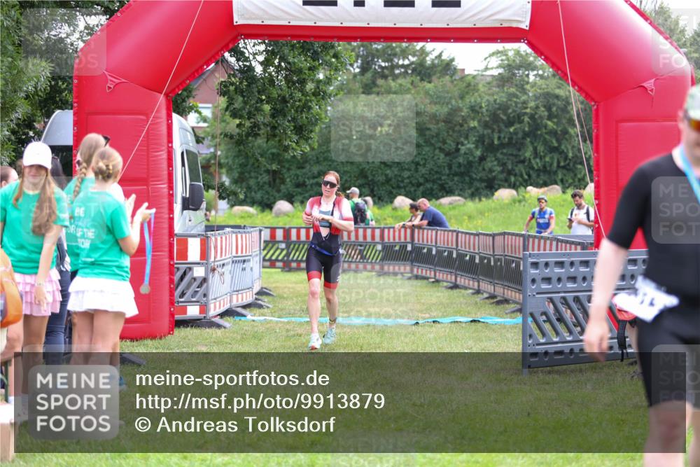 21.06.2026 - 29. Vierlanden-Triathlon Andreas Tolksdorf http://msf.ph/oto/9913879 21.06.2026 11:16:24 Ziel 449, 609 meine-sportfotos.de