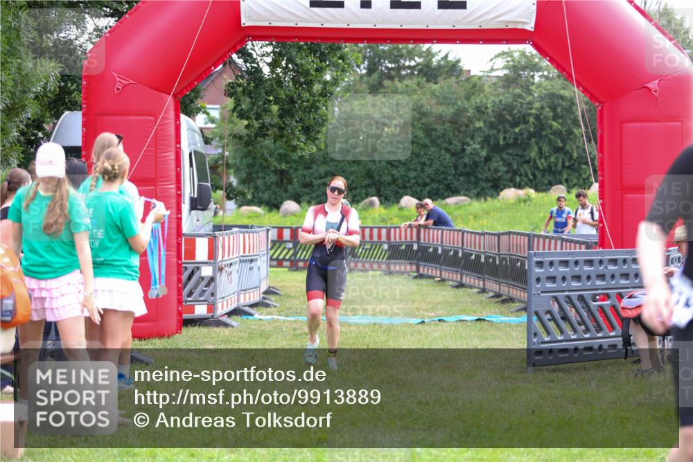 21.06.2026 - 29. Vierlanden-Triathlon Andreas Tolksdorf http://msf.ph/oto/9913889 21.06.2026 11:16:25 Ziel 449, 609 meine-sportfotos.de