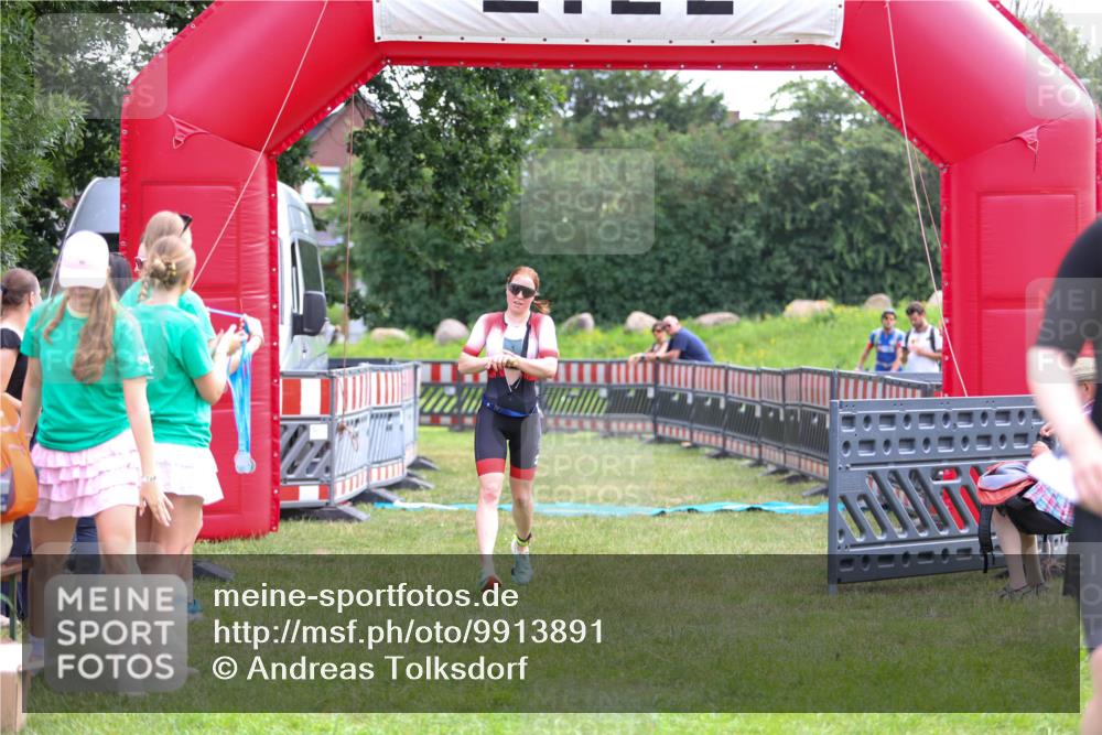 21.06.2026 - 29. Vierlanden-Triathlon Andreas Tolksdorf http://msf.ph/oto/9913891 21.06.2026 11:16:25 Ziel 449, 609 meine-sportfotos.de
