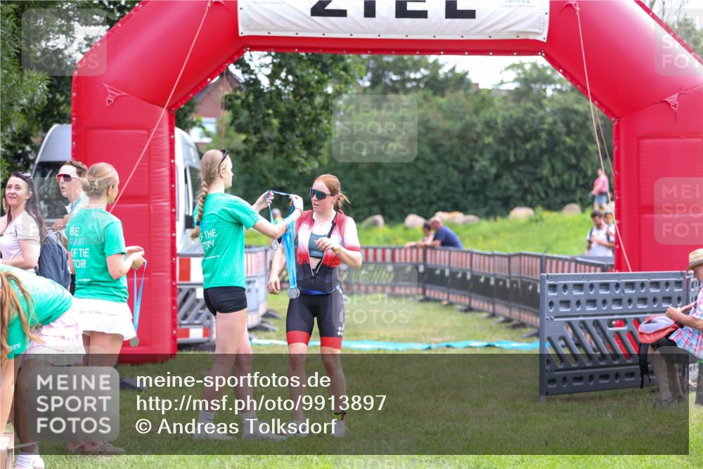 21.06.2026 - 29. Vierlanden-Triathlon Andreas Tolksdorf http://msf.ph/oto/9913897 21.06.2026 11:16:27 Ziel 449, 474, 609 meine-sportfotos.de