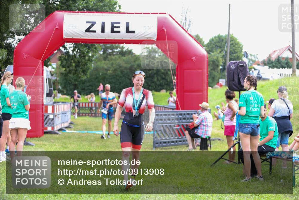 21.06.2026 - 29. Vierlanden-Triathlon Andreas Tolksdorf http://msf.ph/oto/9913908 21.06.2026 11:16:34 Ziel 347, 449, 474 meine-sportfotos.de