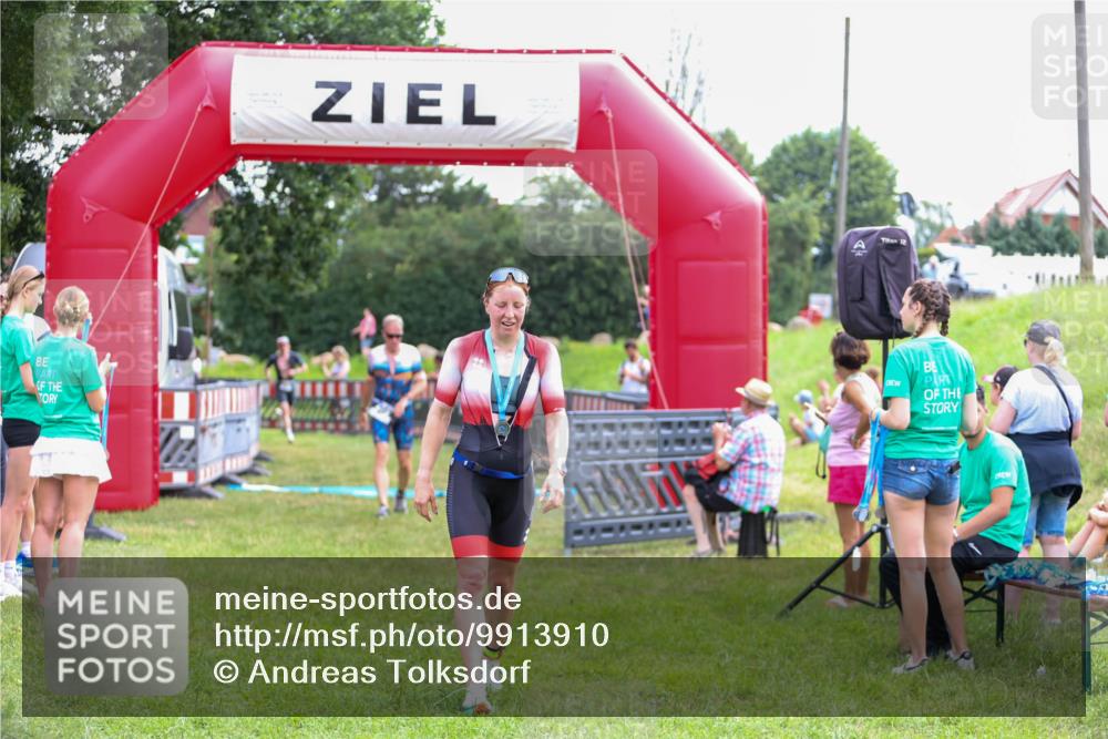 21.06.2026 - 29. Vierlanden-Triathlon Andreas Tolksdorf http://msf.ph/oto/9913910 21.06.2026 11:16:34 Ziel 347, 449, 474 meine-sportfotos.de